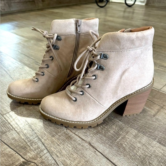 NWOT Women's Taupe Lace Up Ankle Lace up Bootie - Picture 2 of 10